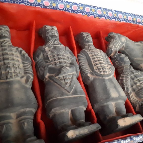 Vintage set of Terracotta Warriors Plus Horse - Picture 3 of 8